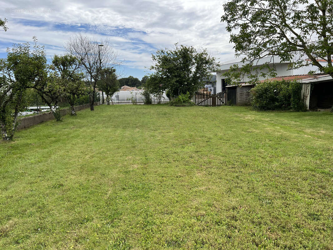 Terrain à SAINT-ETIENNE-DE-MER-MORTE