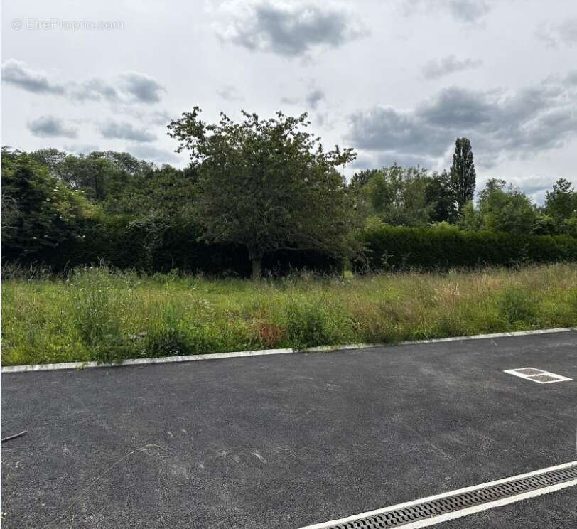 Terrain à LES CLAYES-SOUS-BOIS