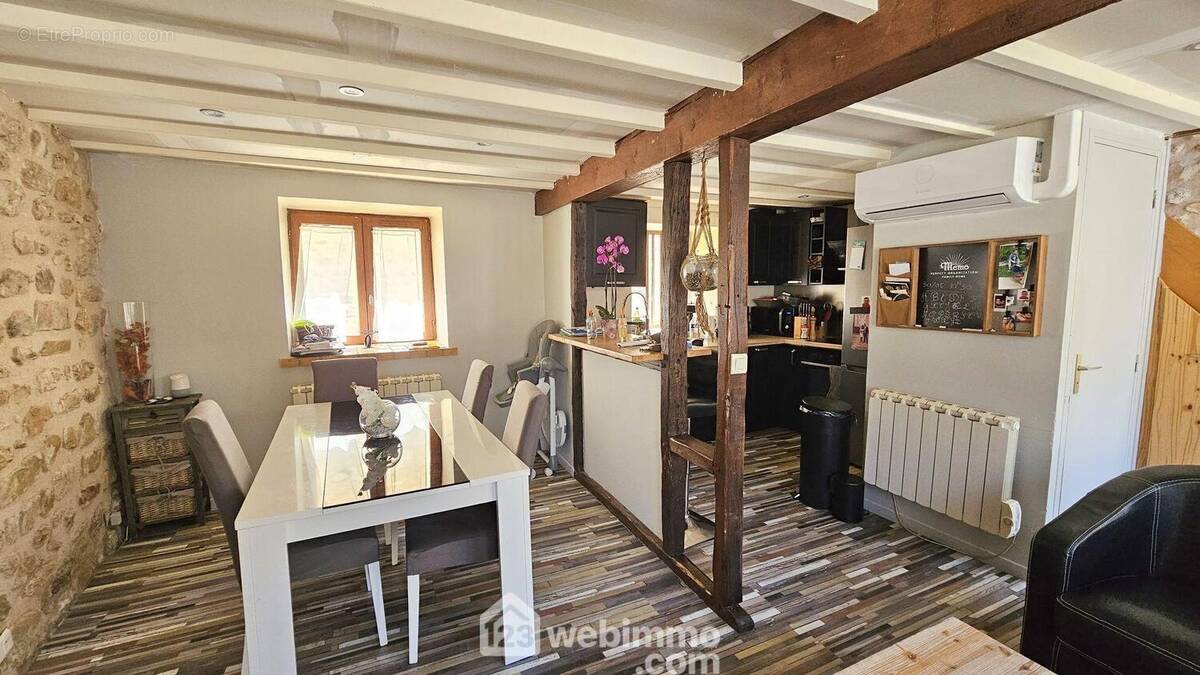 Une salle à manger avec un accès direct sur la cuisine.. - Maison à MILLY-LA-FORET