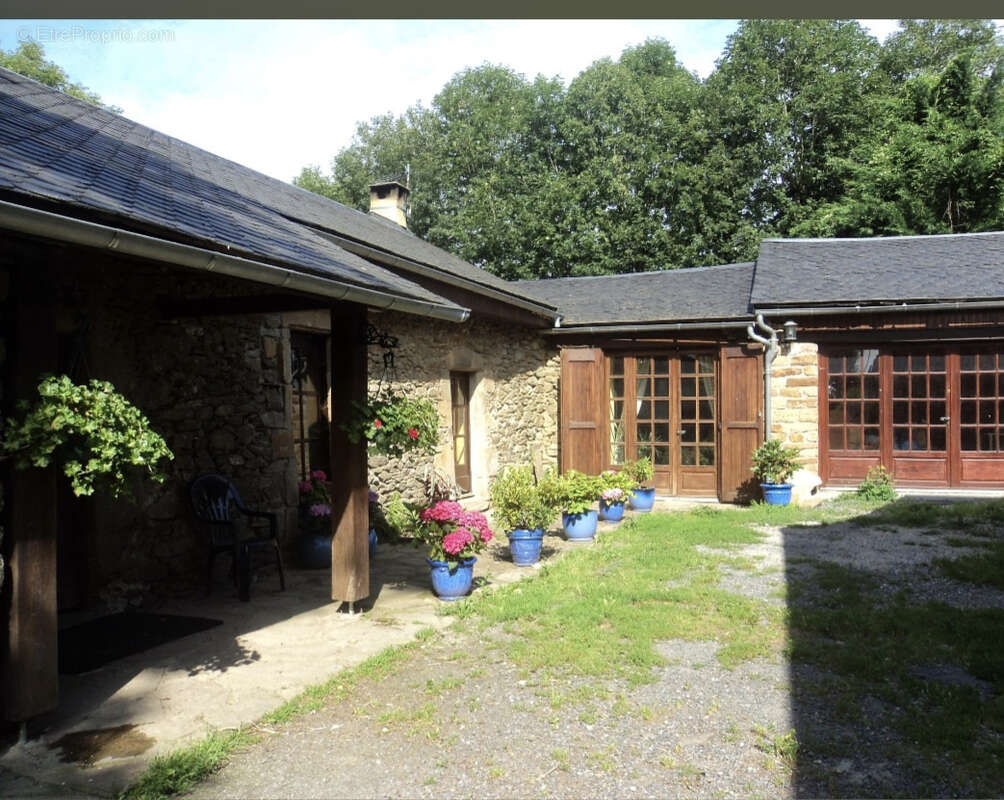 Coup de cœur assuré pour cette propriété de caractère avec grange, écurie et terrain attenant, située dans un - photo 13