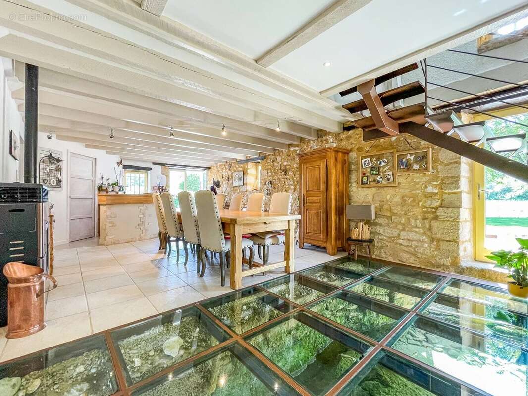 Propriété en pierre de cinq chambres avec piscine d'eau salée et oasis naturelle à Plazac. - photo 3
