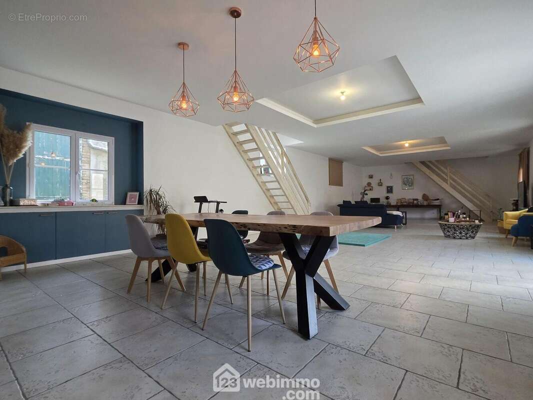 Une impressionnante pièce de vie de 104 m², pensée pour partager de beaux moments en famille ou entre amis