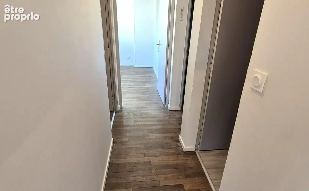 Belle Maison sur Sous-sol de 88 m² Rénovée avec Cours, Cave, Buanderie, Garage de 24 m² et un Terrain clos et entretenu de 329 m - photo 10