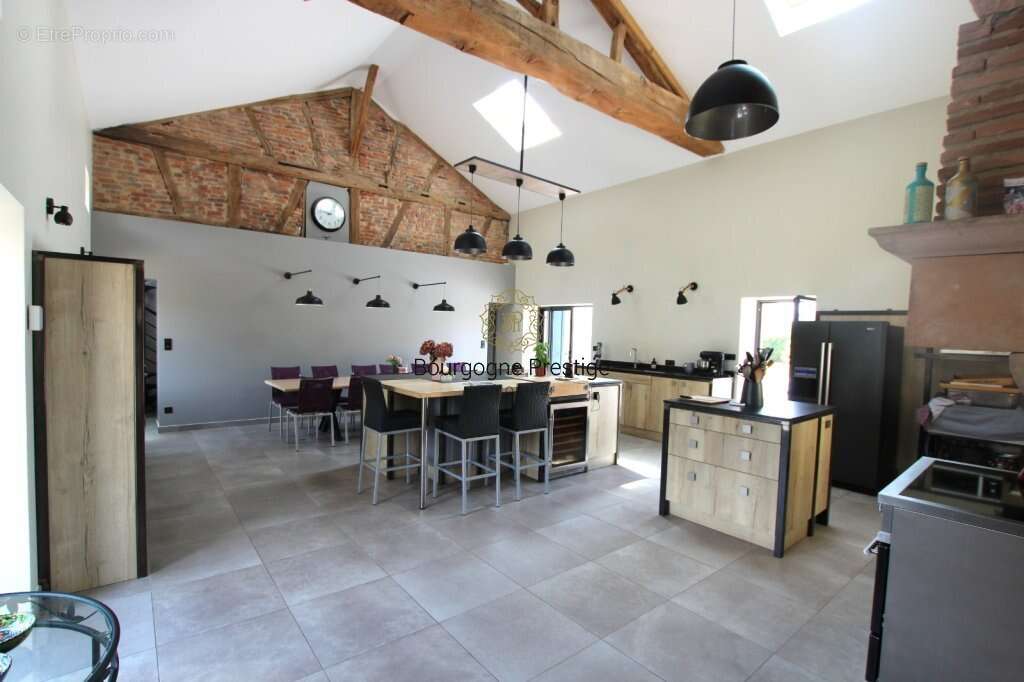 Elegante longere de caractere de 338 m² entierement renovee avec piscine et parc de 3108 m² - photo 7