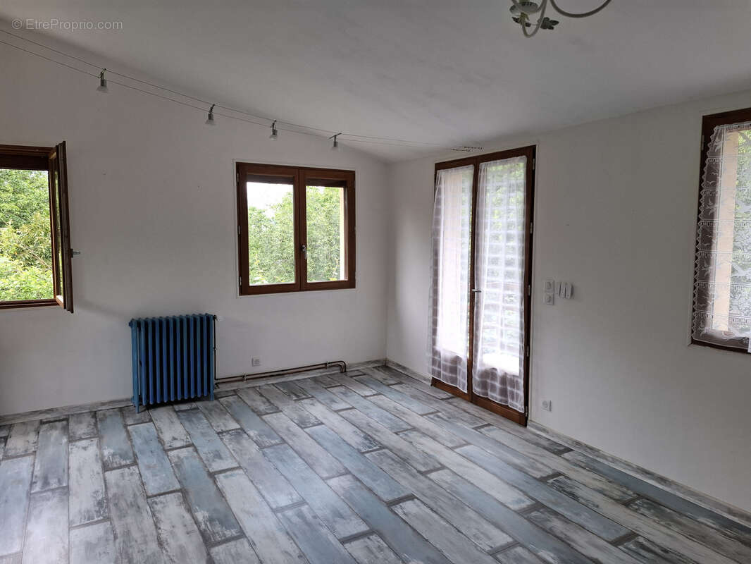 Maison à MONTROL-SENARD