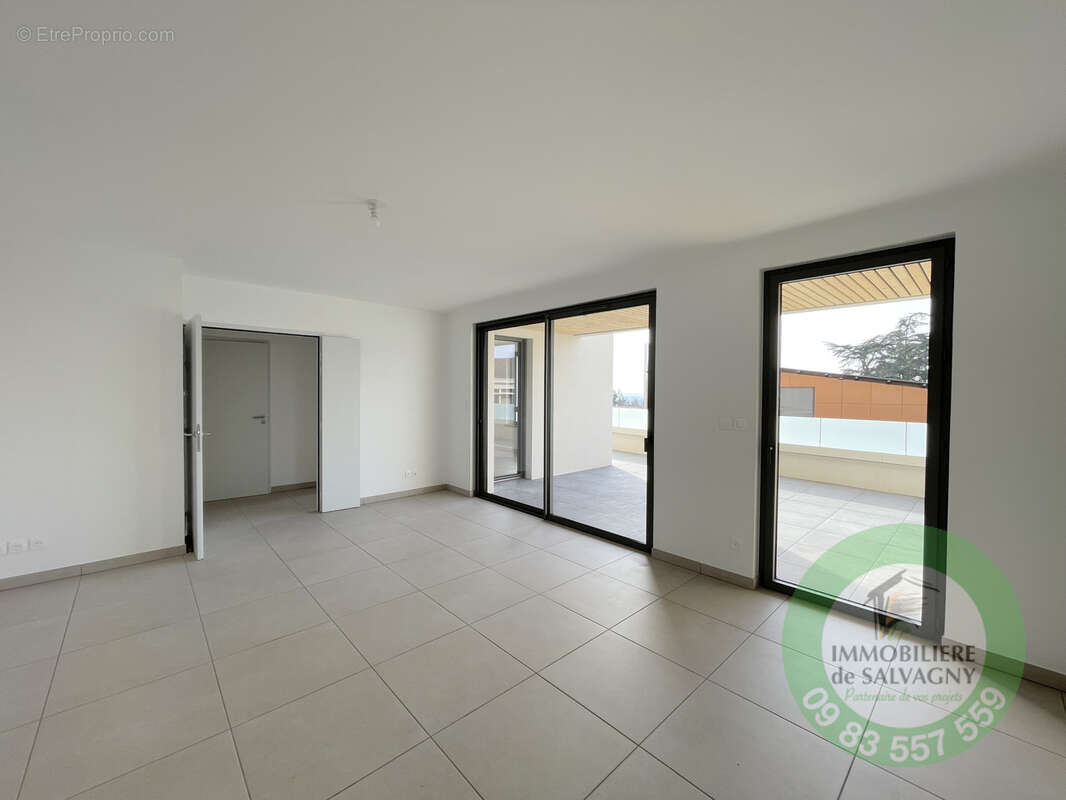 Appartement à LA TOUR-DE-SALVAGNY
