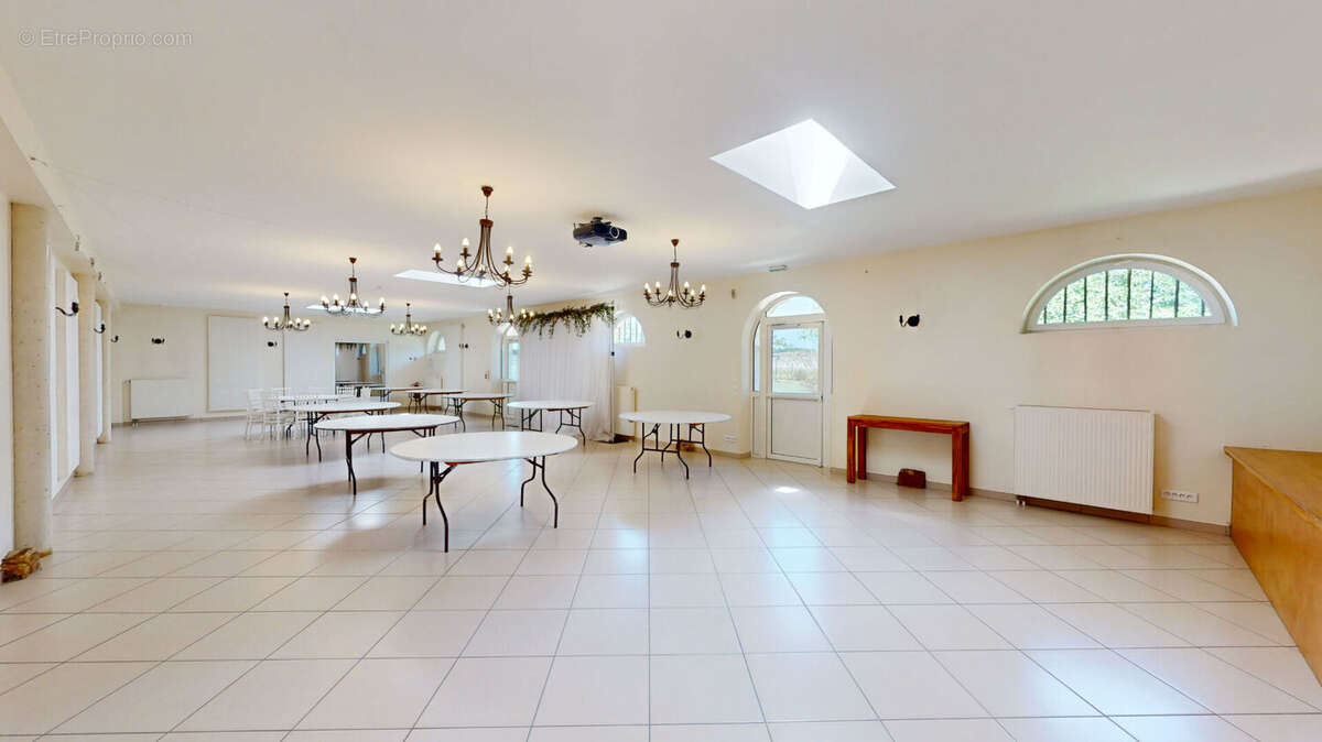 A VENDRE ! Domaine de réception avec activité  Murs et fonds de commerce  Saint-Pierre-du-Perray (91) - photo 4