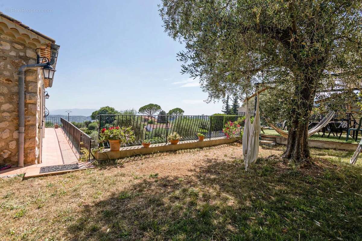 Maison à CHATEAUNEUF-GRASSE