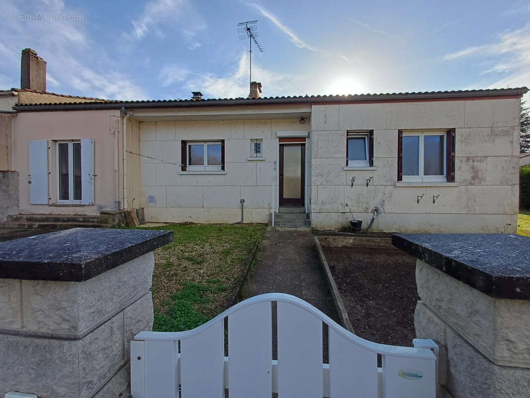 Maison à BAIGNES-SAINTE-RADEGONDE