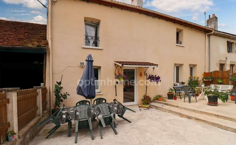 Maison à MAGNAC-LAVAL