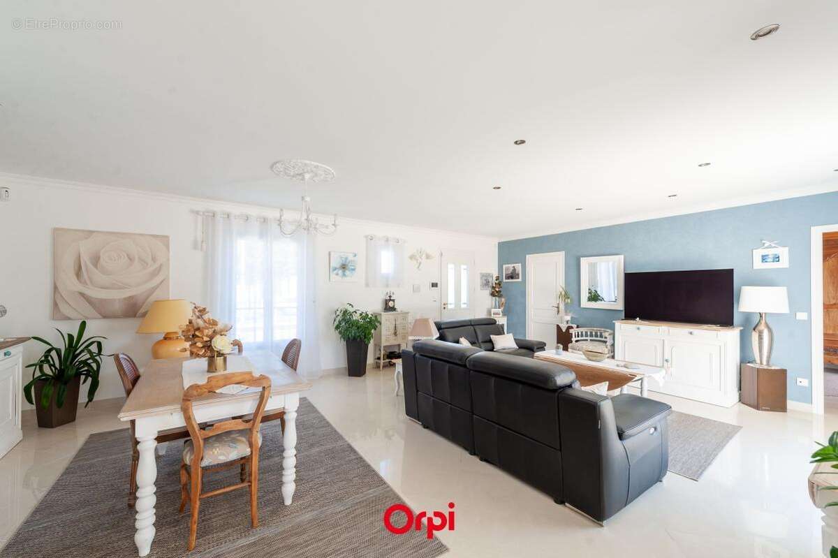 Elégante villa familiale avec piscine chauffée et garage triple - photo 10