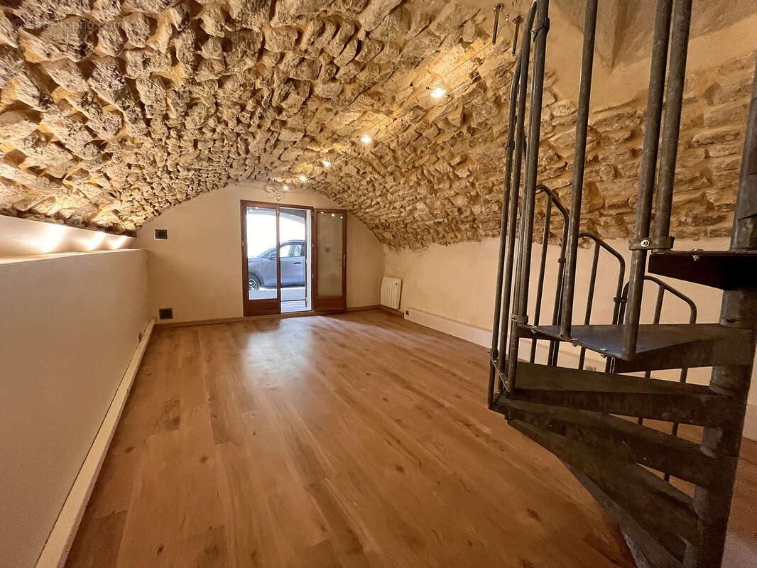207 m2 au coeur du village avec terrasse et garage - photo 18