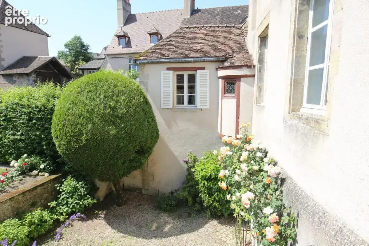 Ancienne maison Canoniale idéalement située en plein coeur historique avec jardin à la française - photo 16