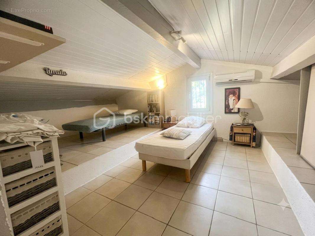 OLLIOULES – FAVEYROLLES - Maison familiale T9 de 160 m² avec annexes, piscine et terrain de 2 000 m² - photo 19