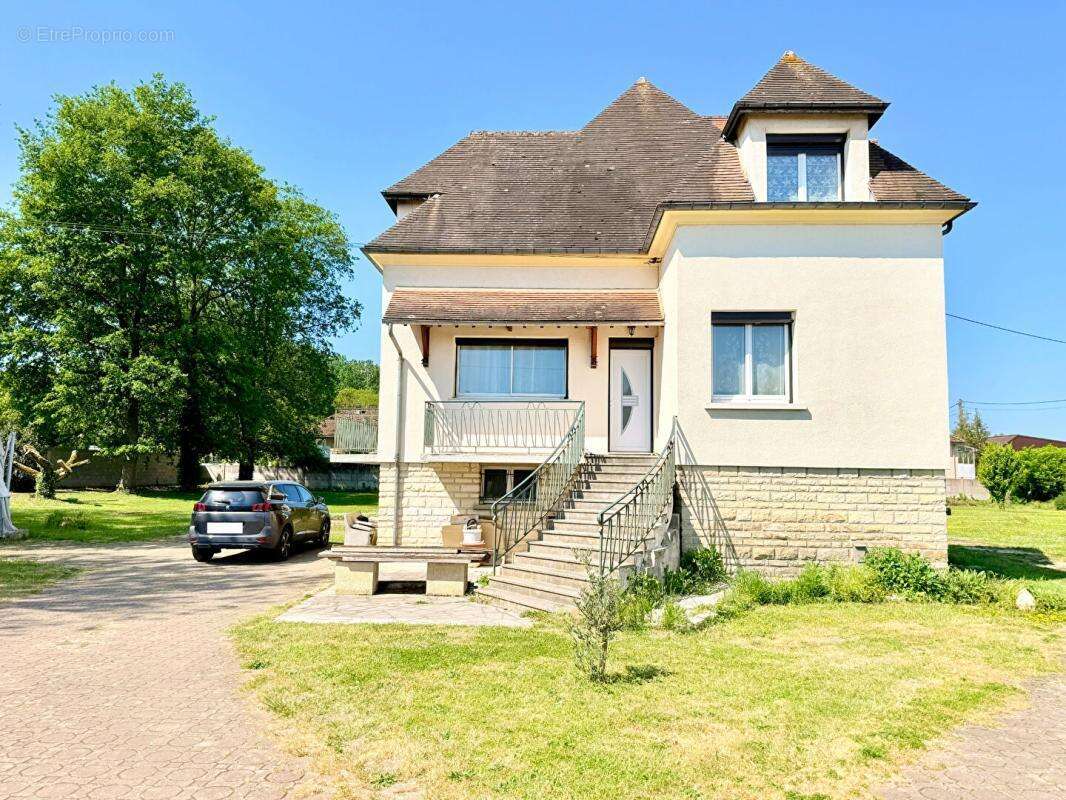 À 10 minutes de la gare LAROCHE-MIGENNES, Maison familiale de 220 m², 6 chambres, sur sous-sol total - photo 2