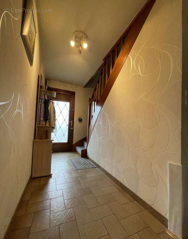Maison au calme avec grand terrain et beau potentiel - photo 9