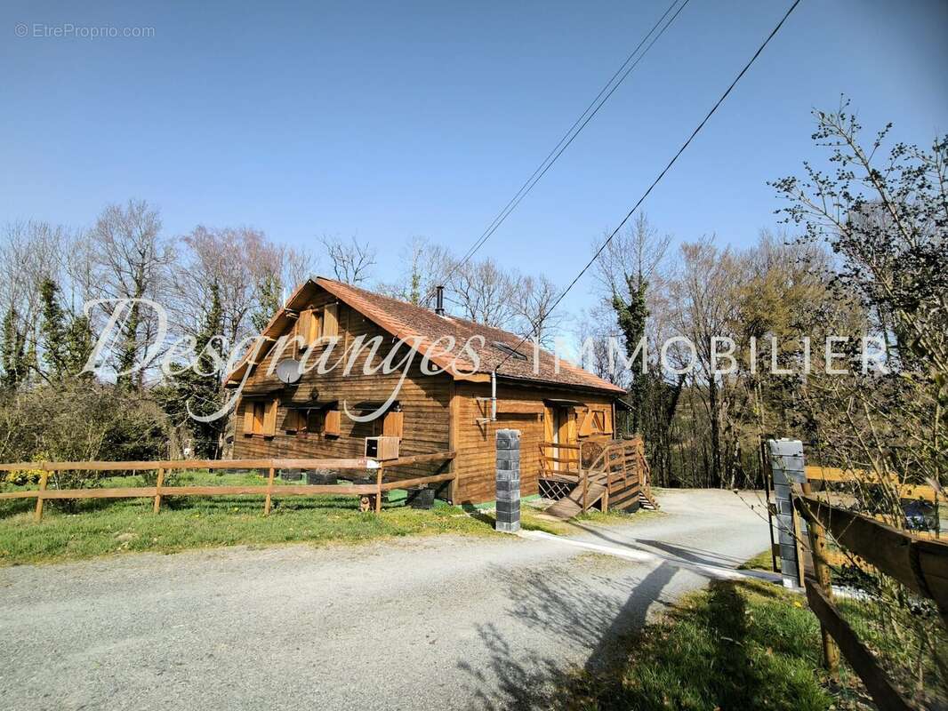 Maison à SAINT-CYR-LES-CHAMPAGNES