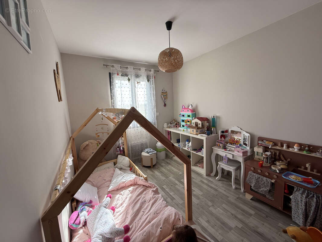 Maison à SAINT-CHAPTES