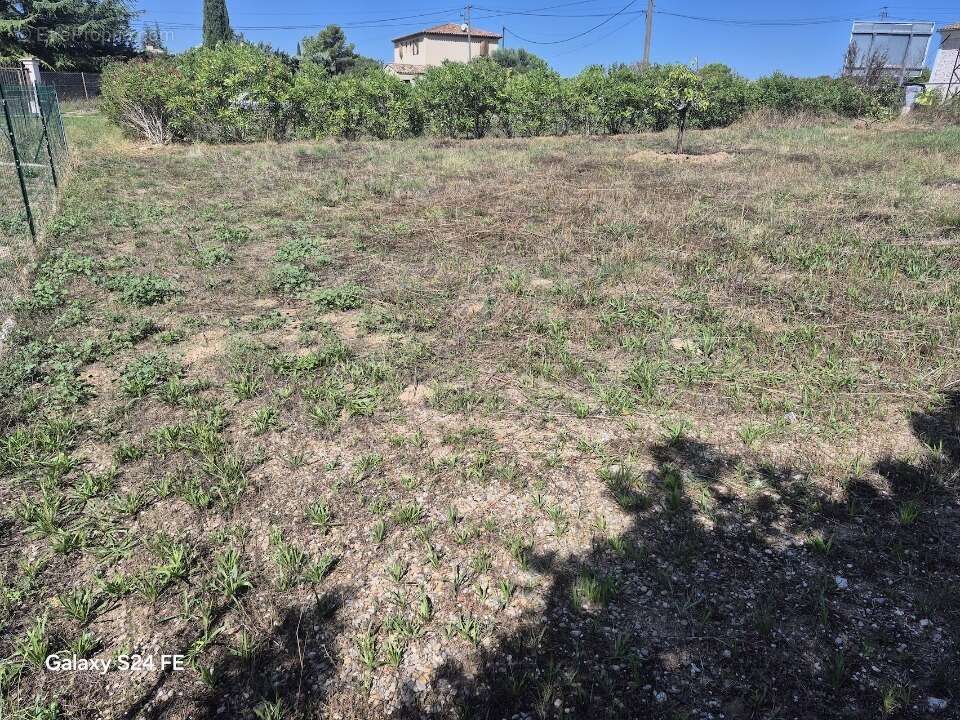 Terrain 720 m² à Saint-Cannat  - photo 2