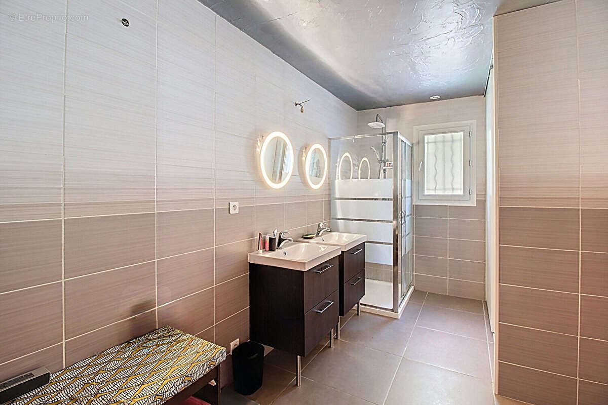 À VENDRE EN EXCLUSIVITÉ - CALLAS Maison 4 chambres avec piscine et grand terrain de 3205 m² - photo 13