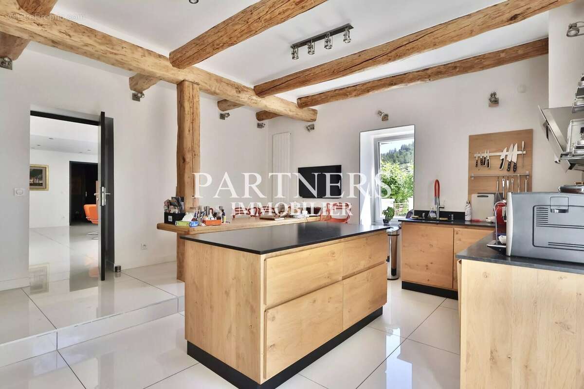 Maison 357 m² à La Destrousse  - photo 9
