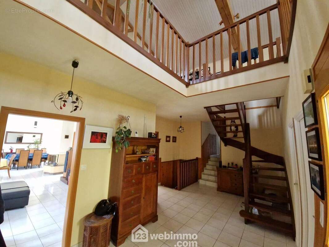 Spacieux espace d'accueil - Maison à LA ROCHE-SUR-YON