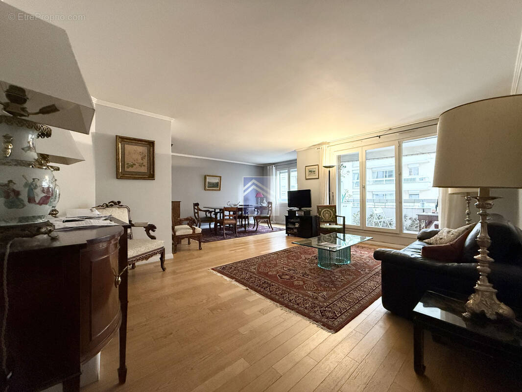 Appartement à COURBEVOIE