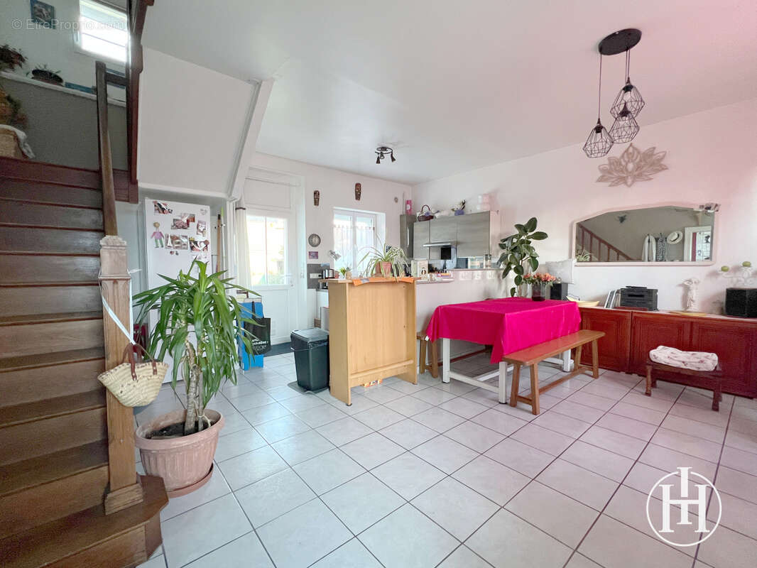 Maison à VALLON-EN-SULLY