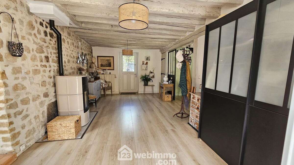 Voici cette superbe pièce de 22 m² avec son poêle à granulés. - Maison à BARBIZON