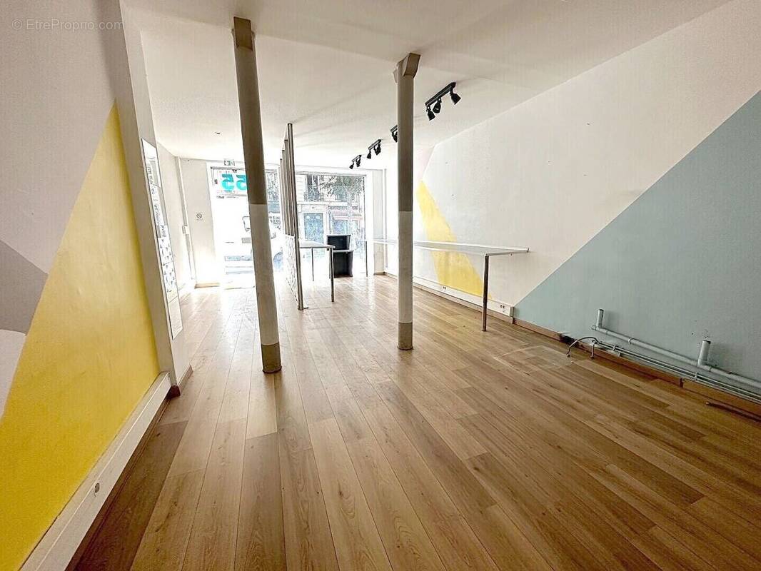 Commerce à PARIS-9E