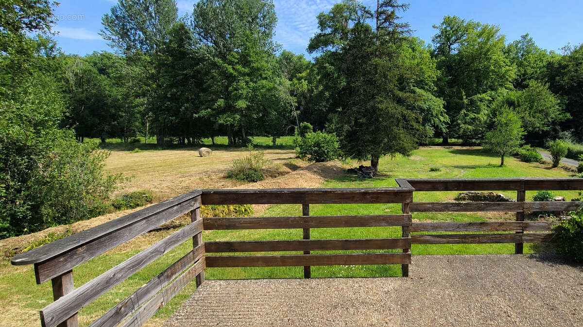 Ancien moulin en pierre, dépendances et près de 1,2 hectare dans un environnement privilégié - photo 5
