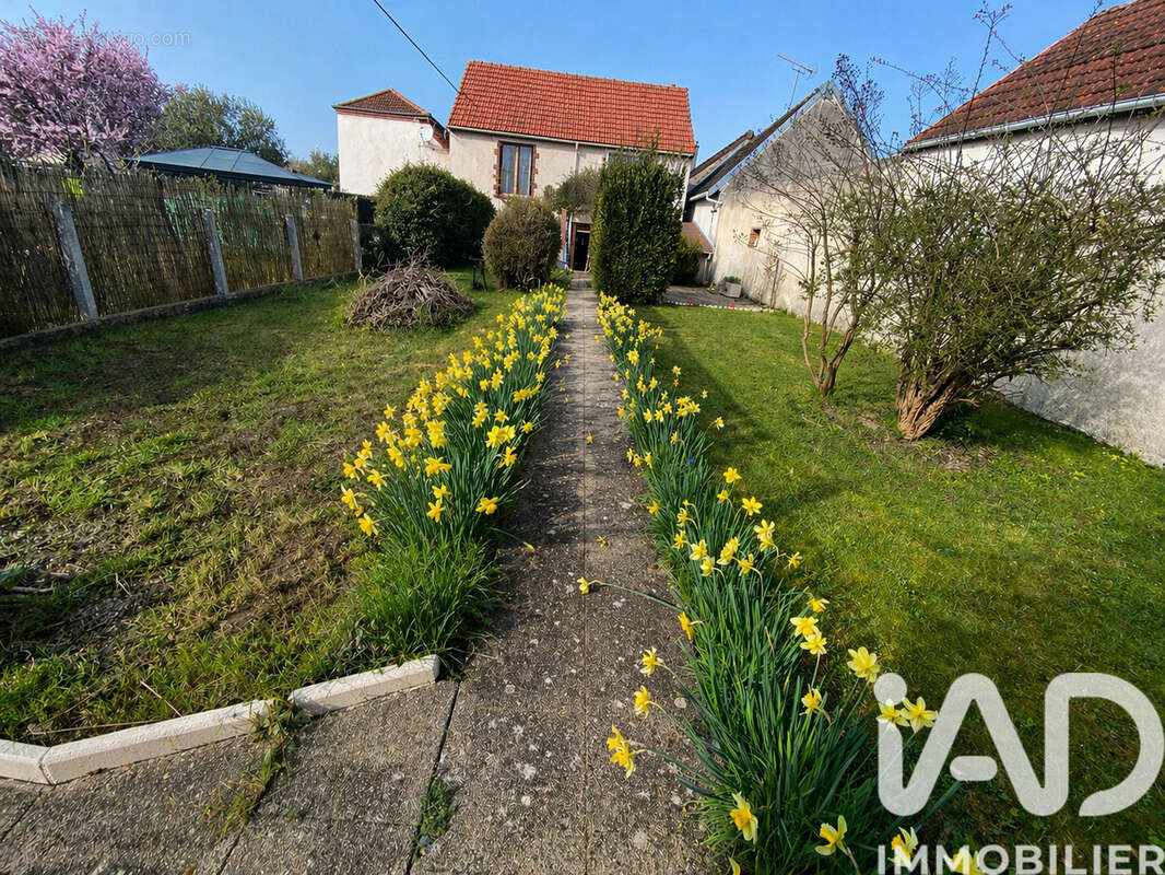 Maison 135 m² à Esclavolles-Lurey  - photo 6
