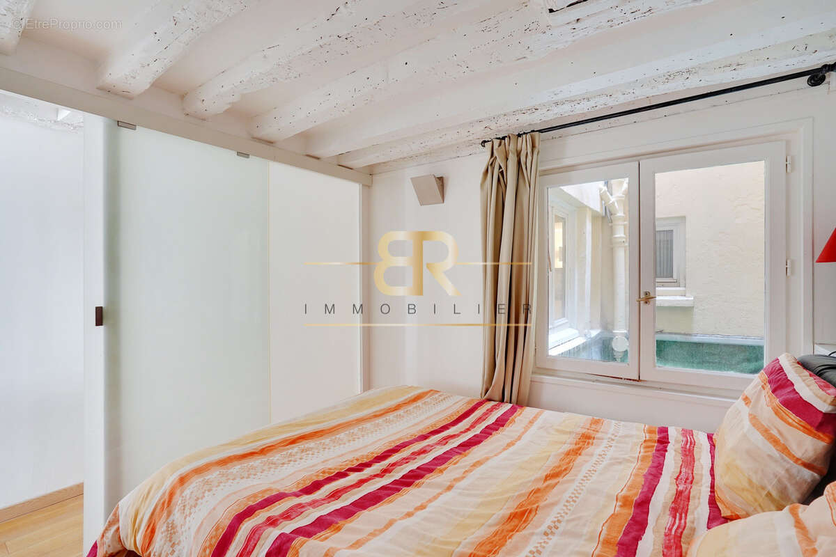 Appartement à PARIS-1E