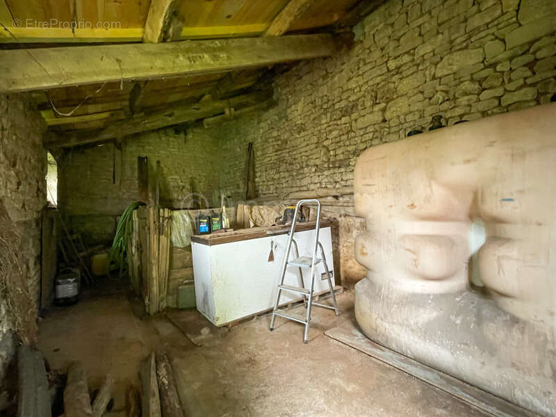 Maison en pierre à rénover avec terrain et grange - photo 17