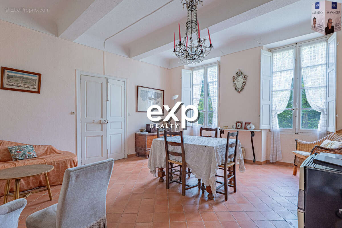 Maison 255 m² à Le Revest-Les-Eaux  - photo 4