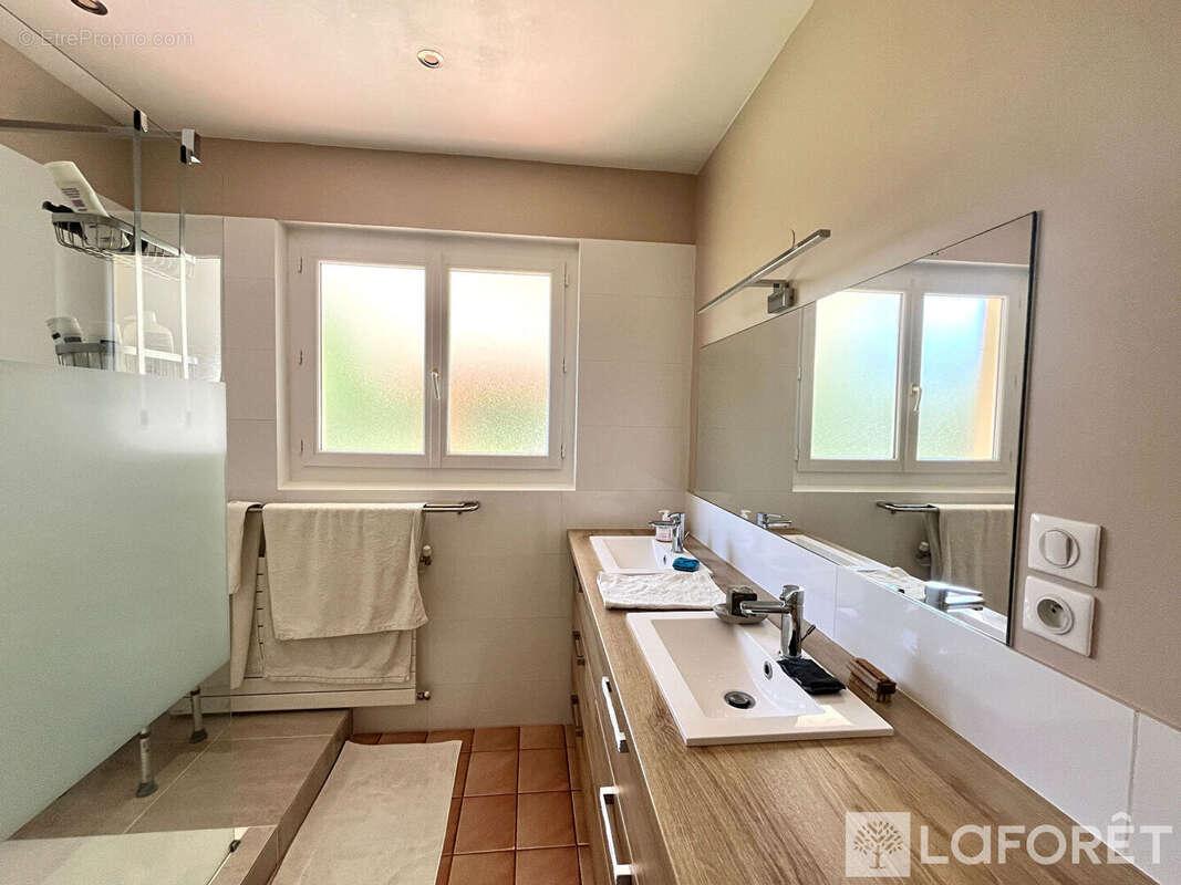 Maison à AMBARES-ET-LAGRAVE