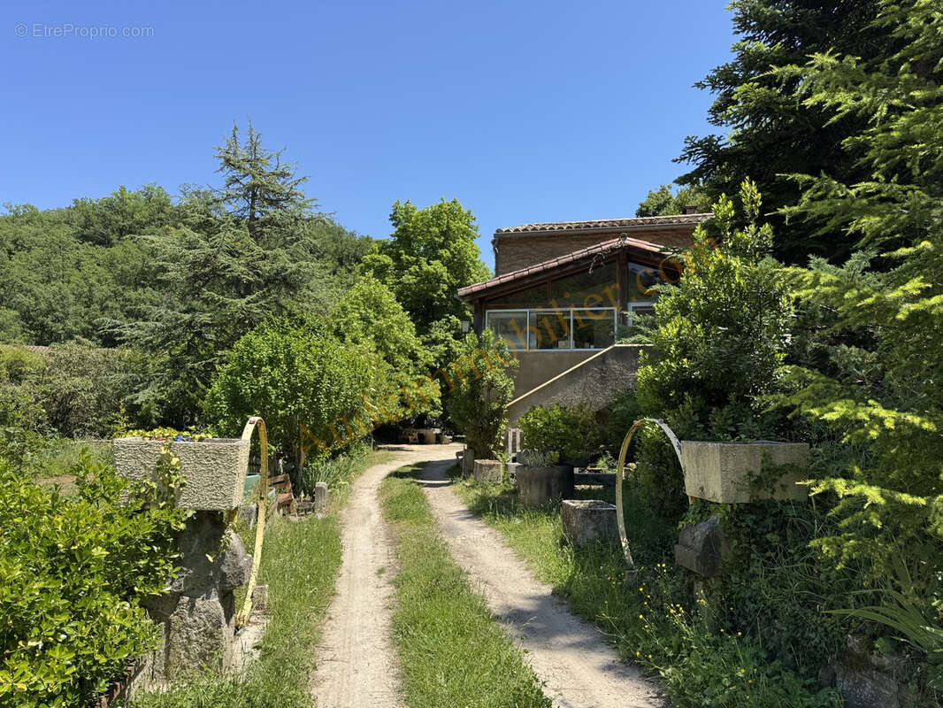 Maison avec jardin de 3500m2 environ - photo 2