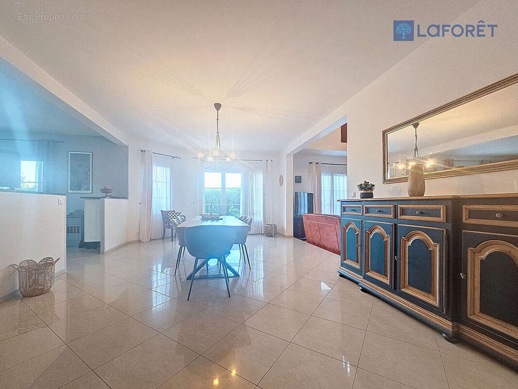 Maison à COUTEVROULT