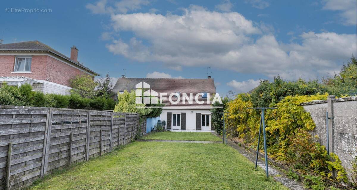 Maison à LE THILLAY