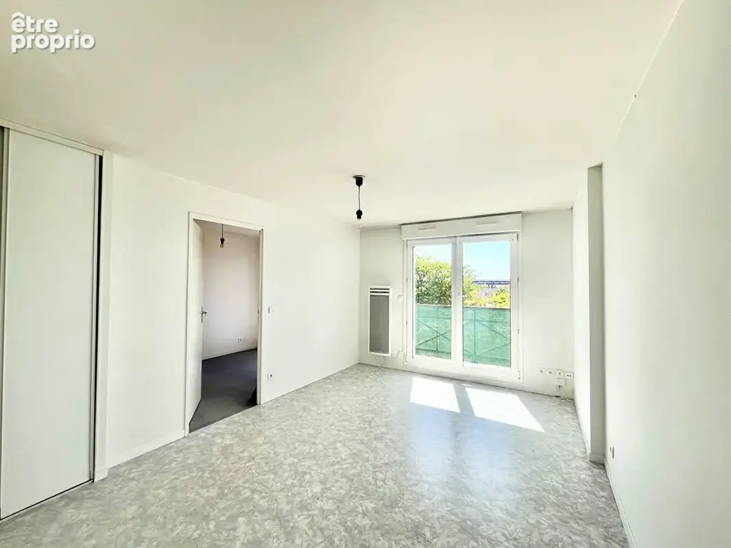 Appartement Caen 2 pièce(s) 33.32 m2 - vendu libre - place de parking privative - belle orientation - vue dégagée - photo 2