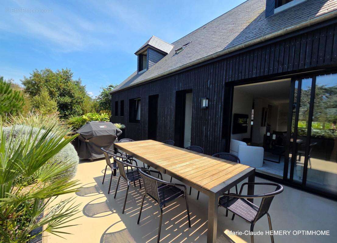 Dinard, Thalassothérapie, belle Villa BBC de 202m² sur parcelle de 400 m² clôturée et paysagée. Rénovation récente de qualité - photo 2