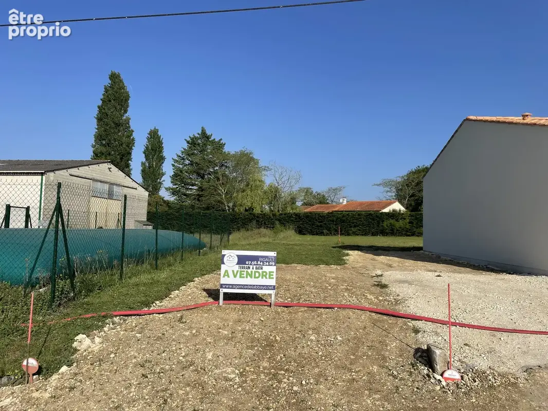 Terrain à bâtir 810m2 hors lotissement à Saint Savinien - photo 3