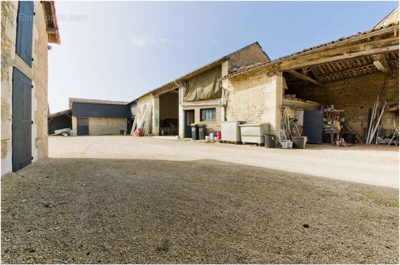 Maison à VENDEUVRE-DU-POITOU