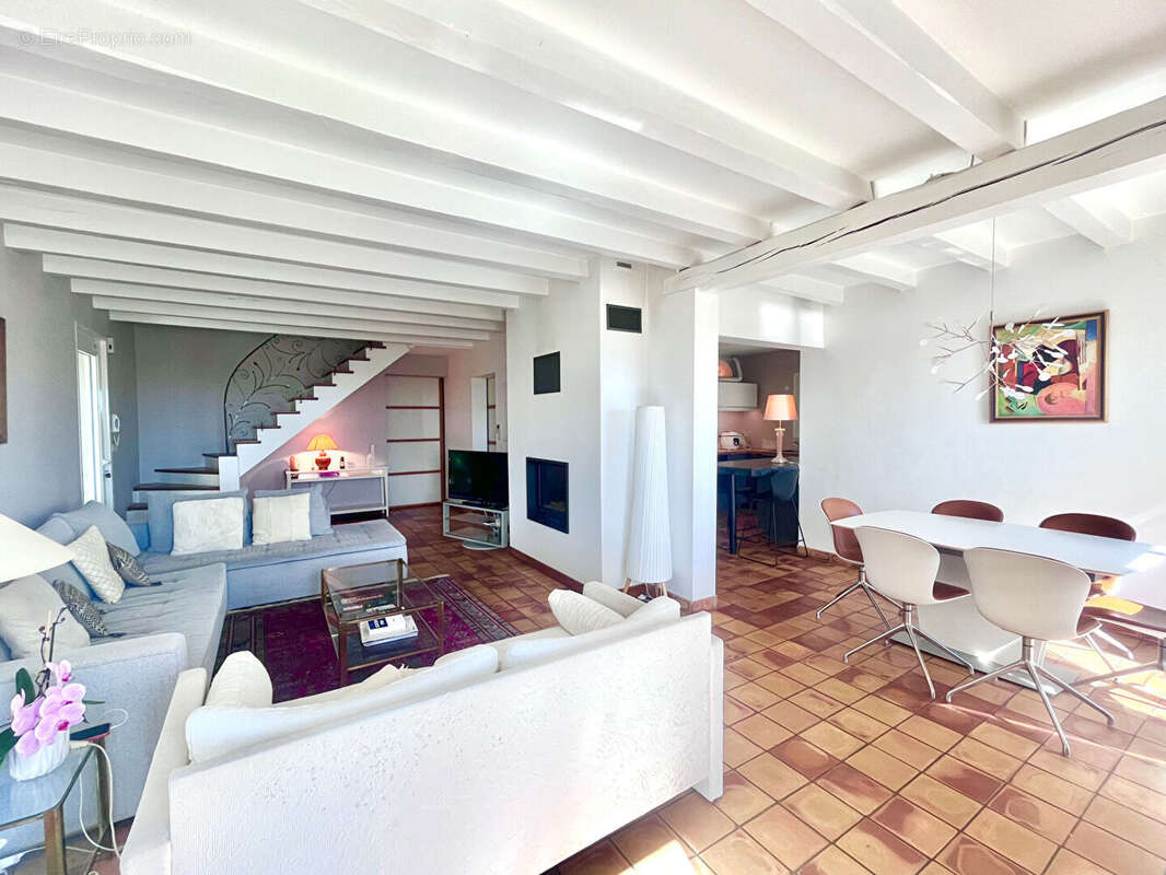 Maison 173m2 avec piscine - 5 chambres - 2 garages - terrain 2000 m2 - VEYRAS - photo 10