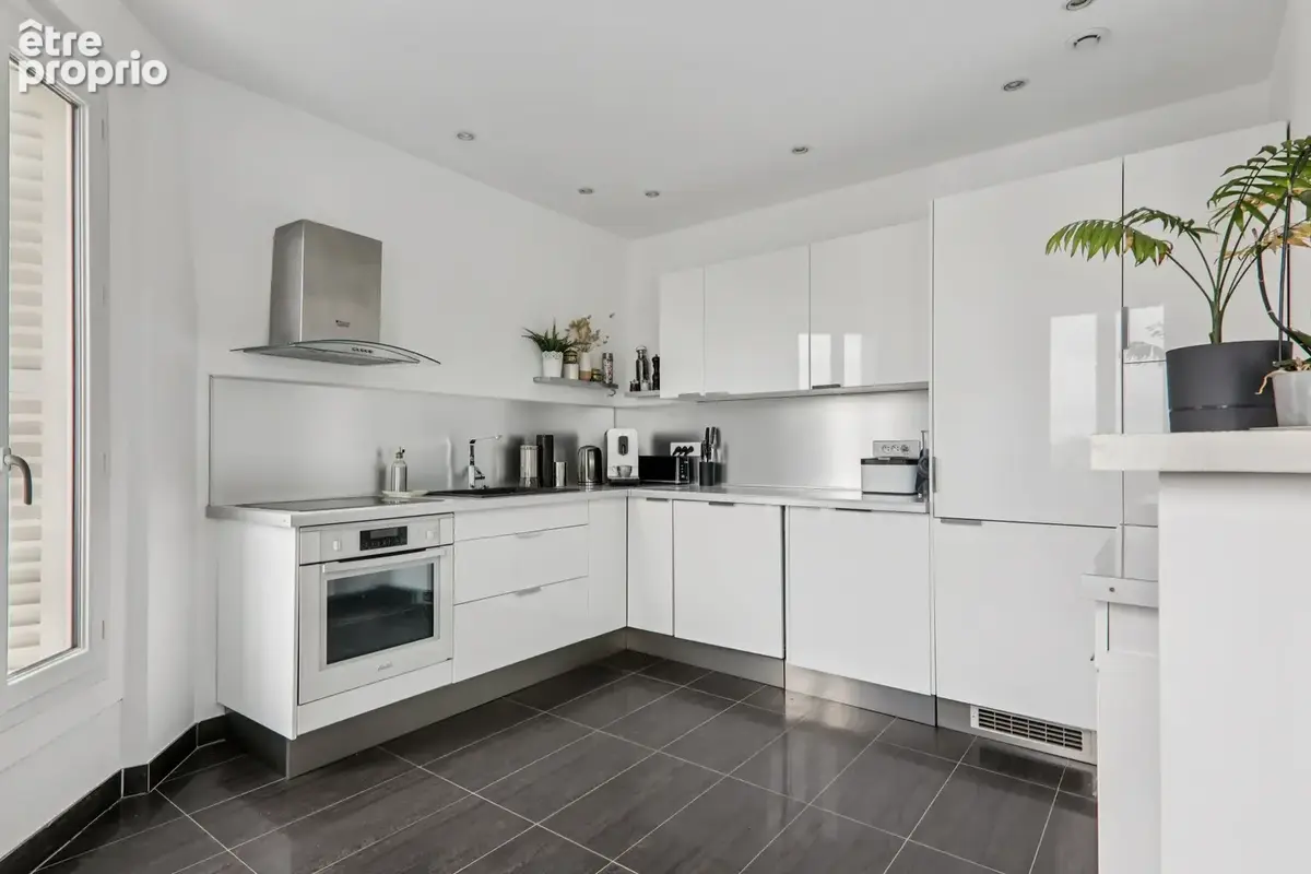 Appartement au dernier étage d'une maison bourgeoise avec dépendance et jardin. - photo 5