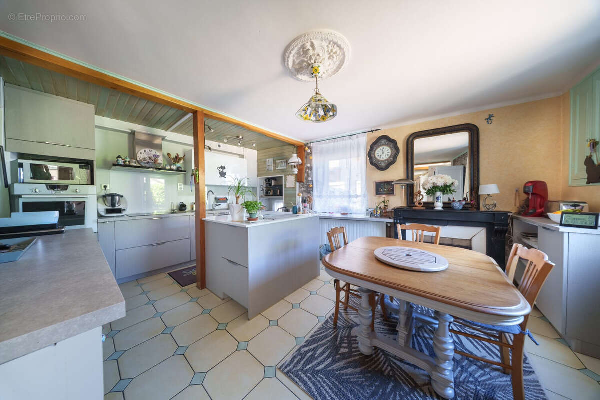 Maison 10 pièces 215 m² à vendre à Saint-Bonnet-De-Rochefort (03800) - photo 3
