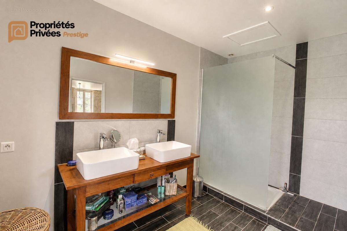 TARASCON  EN EXCLUSIVITÉ  Exceptionnel mas en pierre rénové de 364 m² habitables, offrant près de 944 m² bâtis sur un terrain cl - photo 15