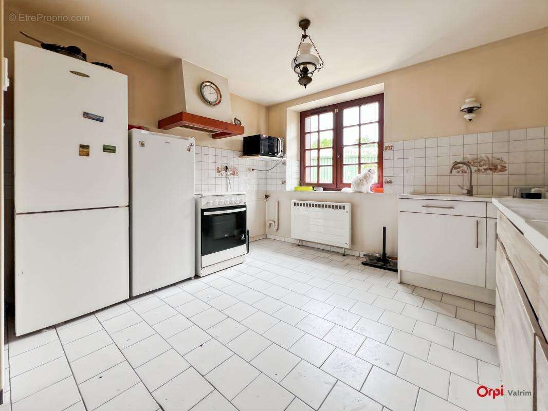  SPÉCIAL PROJET / ARTISAN : Énorme Potentiel de 183 m² à La Ferté-Saint-Cyr – Prix Sacrifié (Travaux à prévoir) - photo 3