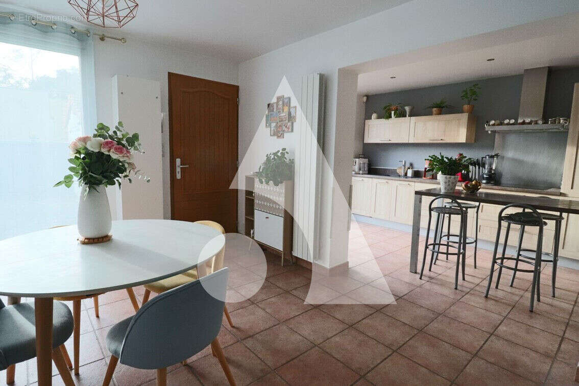 Maison à NEYRON