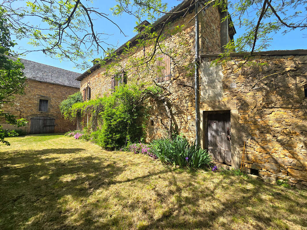 Corps de ferme en pierres avec une vue campagne sur son terrain de près de 2 400m² - photo 13